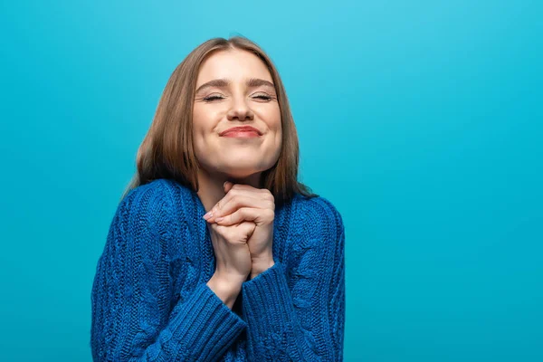 Mooie Vrolijke Dromerige Vrouw Blauwe Gebreide Trui Geïsoleerd Blauw — Stockfoto