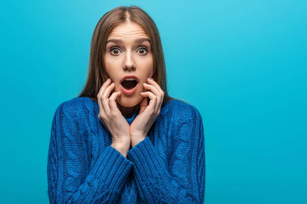 Mooie Geschokte Vrouw Blauwe Gebreide Trui Geïsoleerd Blauw — Stockfoto