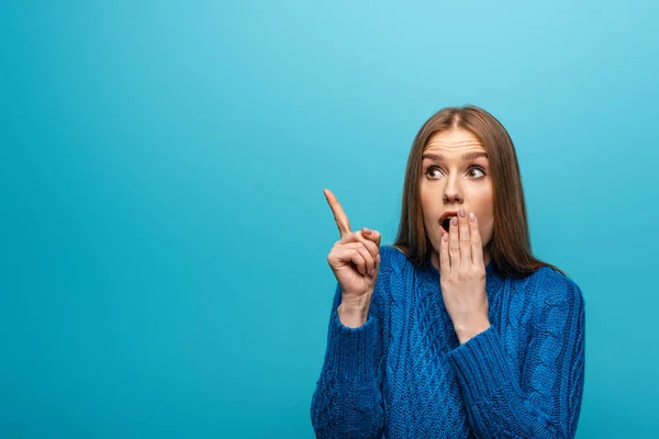 Hermosa Mujer Conmocionada Suéter Punto Azul Apuntando Hacia Arriba Aislado — Foto de Stock