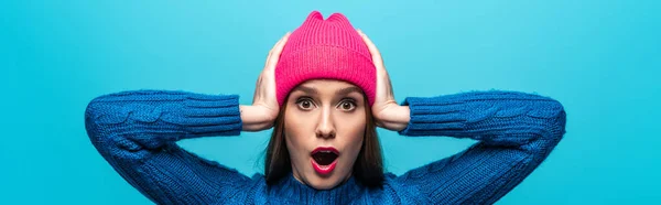 Plano Panorámico Hermosa Mujer Sorprendida Suéter Punto Sombrero Rosa Aislado — Foto de Stock