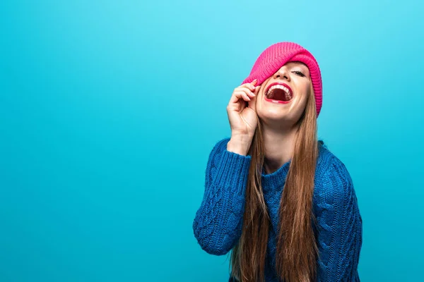 Atraente Mulher Engraçada Rindo Camisola Malha Chapéu Rosa Isolado Azul — Fotografia de Stock