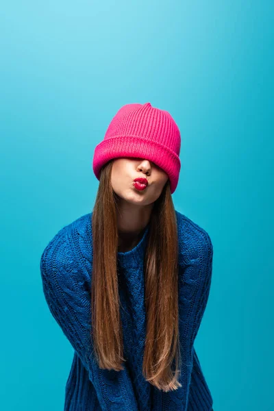 Atractiva Mujer Suéter Punto Con Sombrero Rosa Los Ojos Haciendo — Foto de Stock