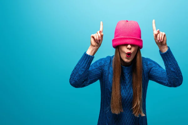 Mooie Verrassende Vrouw Gebreide Trui Met Roze Muts Ogen Omhoog — Stockfoto