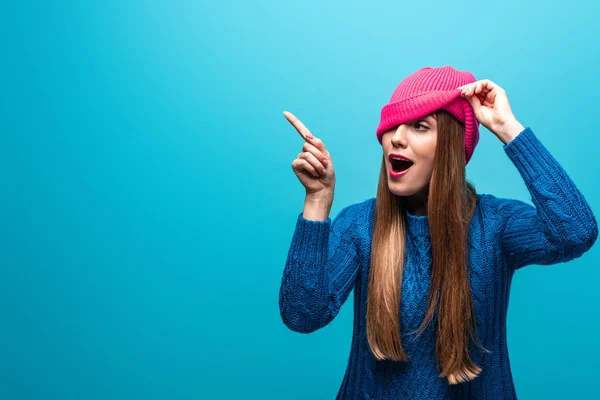 Beautiful Happy Woman Pointing Knitted Sweater Pink Hat Isolated Blue — Stock Photo, Image