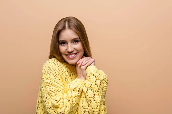Schöne Lächelnde Frau Gelbem Pullover Isoliert Auf Beige — Stockfoto