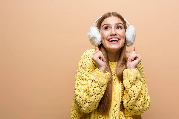 Bela Mulher Excitada Suéter Amarelo Aquecedores Ouvido Isolado Bege — Fotografia de Stock