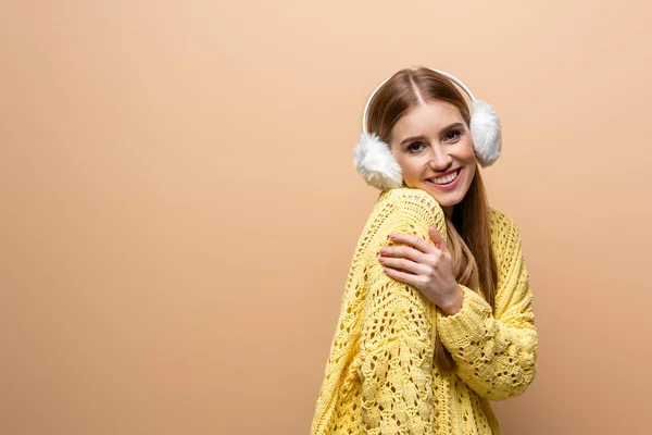 Hermosa Mujer Fría Suéter Amarillo Calentadores Oídos Aislado Beige — Foto de Stock