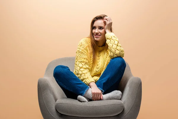 Sarı Kazaklı Güzel Neşeli Bir Kadın Bej Rengi Bir Sandalyede — Stok fotoğraf