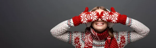 クリスマスのセーター スカーフ ミトンと耳フの美しい笑顔の女の子のパノラマショット目を閉じて 灰色で隔離された — ストック写真