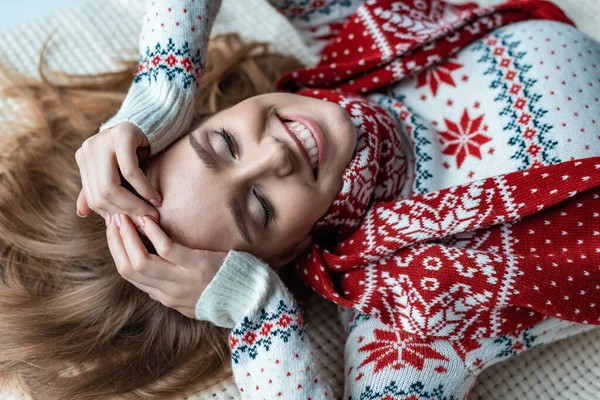 Hermosa Mujer Sonriente Suéter Caliente Bufanda Acostada Manta — Foto de Stock