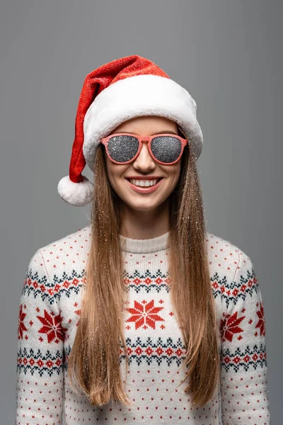 Niña Sonriente Jersey Navidad Sombrero Santa Gafas Sol Aislado Gris —  Fotos de Stock