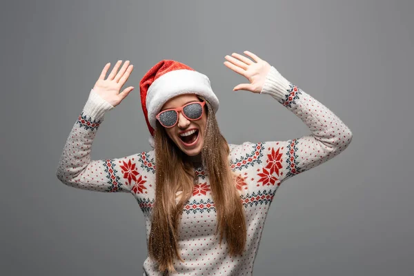 Izgatott Karácsonyi Pulóver Mikulás Kalap Napszemüveg Elszigetelt Szürke — Stock Fotó
