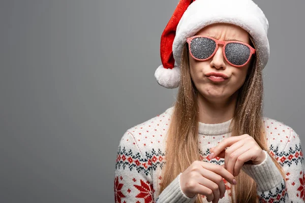 Menina Cética Camisola Natal Chapéu Santa Óculos Sol Isolado Cinza — Fotografia de Stock