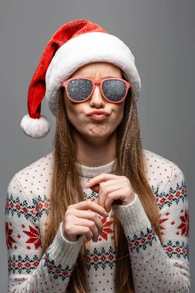 Hermosa Mujer Escéptica Suéter Navidad Sombrero Santa Gafas Sol Aislado —  Fotos de Stock