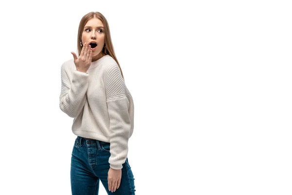 Attraktive Schockierte Frau Jeans Und Weißem Pullover Isoliert Auf Weißem — Stockfoto