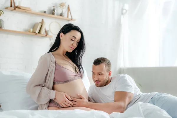 Marido Feliz Tocando Barriga Sua Esposa Grávida Cama — Fotografia de Stock