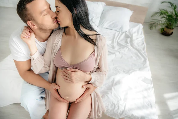 Feliz Marido Abrazando Besando Esposa Embarazada Cama — Foto de Stock