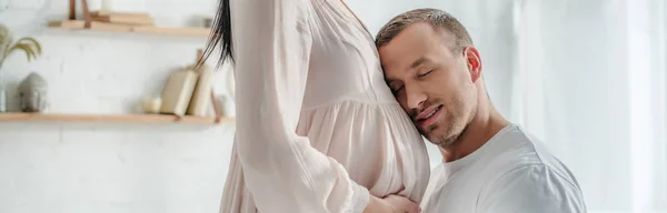幸せな夫のパノラマ撮影ベッドルームで妊娠中の妻の腹を抱えて — ストック写真