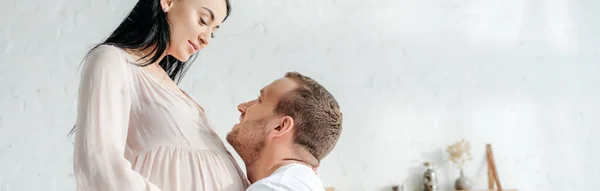 Plano Panorámico Marido Guapo Abrazando Esposa Embarazada Sonriente Dormitorio — Foto de Stock