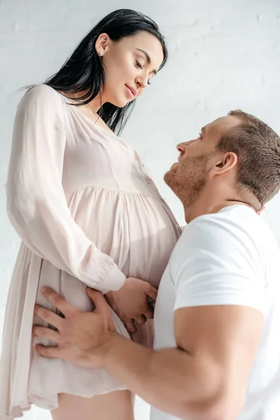 Marido Guapo Abrazando Esposa Embarazada Dormitorio — Foto de Stock