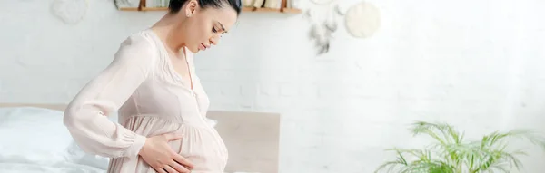 Tiro Panorámico Mujer Embarazada Preocupada Camisón Sintiendo Dolor Tocando Vientre —  Fotos de Stock