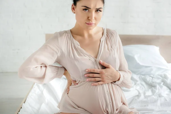 Orolig Gravid Ung Kvinna Nattlinne Känner Smärta Och Röra Magen — Stockfoto