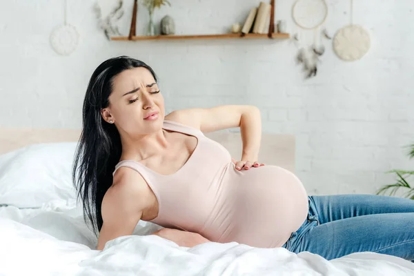 Mujer Embarazada Preocupada Teniendo Dolor Tocando Barriga Cama — Foto de Stock