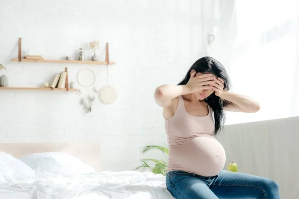 Hermosa Mujer Embarazada Que Tiene Dolor Cabeza Dormitorio — Foto de Stock