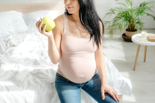 Vue Recadrée Femme Enceinte Tenant Pomme Verte Assise Sur Lit — Photo