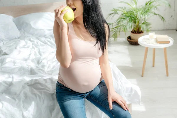 Cropped View Pregnant Girl Eatinh Apple While Sitting Bed — Stock Photo, Image