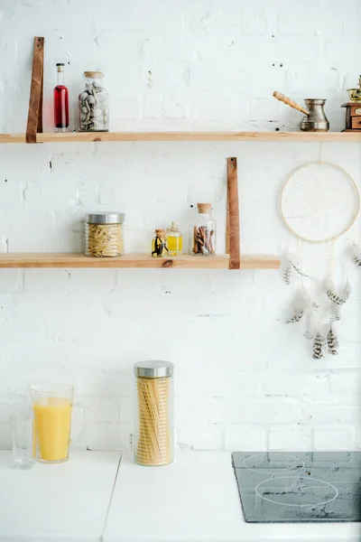 Cocina Eléctrica Atrapasueños Estantes Madera Con Frascos Pared Ladrillo Blanco — Foto de Stock