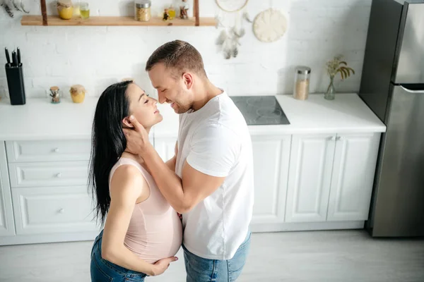 Sonriente Marido Abrazando Hermosa Esposa Embarazada Cocina — Foto de Stock