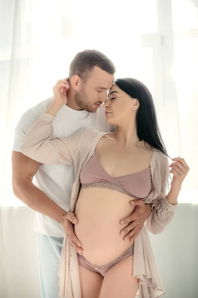 Yakışıklı Şefkatli Koca Güzel Hamile Karısına Sarılıyor — Stok fotoğraf