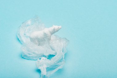 Mavi arka planda plastik poşet üzerinde kutup ayısı, hayvan refahı kavramı