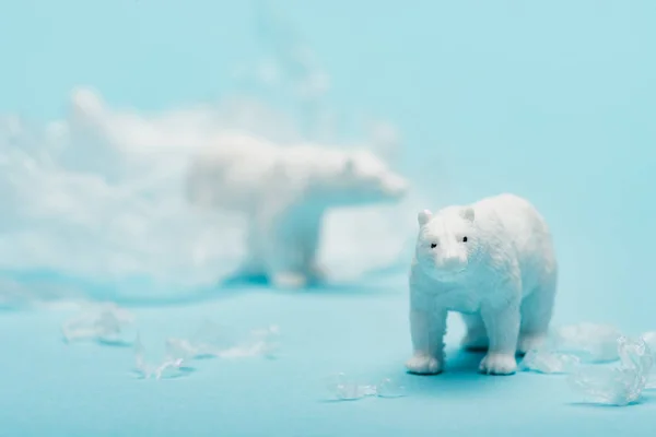 Іграшкові Білі Ведмеді Поліетиленовим Сміттям Синьому Фоні Концепція Забруднення Навколишнього — стокове фото