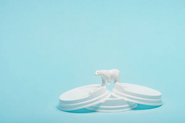 Игрушечный Белый Медведь Пластиковых Кофейных Крышках Синем Фоне Понятие Благополучия — стоковое фото