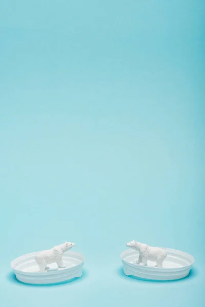 Dois Ursos Polares Brinquedo Tampas Café Fundo Azul Com Espaço — Fotografia de Stock