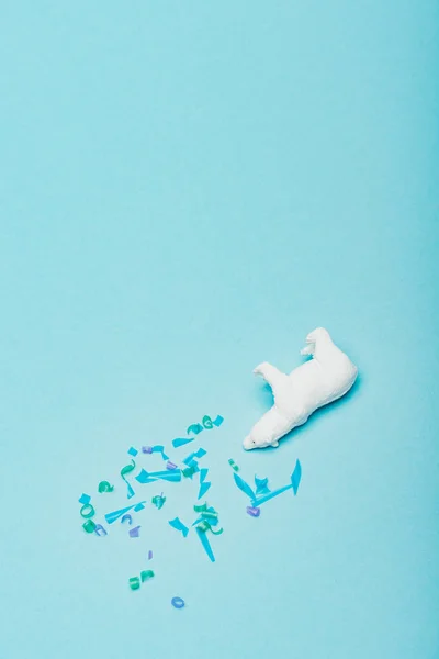 Вид Зверху Іграшкового Білого Ведмедя Пластиковими Шматочками Синьому Фоні Концепція — стокове фото