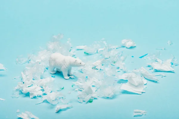 Leksak Isbjörn Med Polyeten Och Plast Skräp Blå Bakgrund Djurskydd — Stockfoto