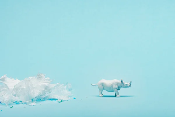 Brinquedo Rinoceronte Branco Lixo Plástico Fundo Azul Conceito Bem Estar — Fotografia de Stock