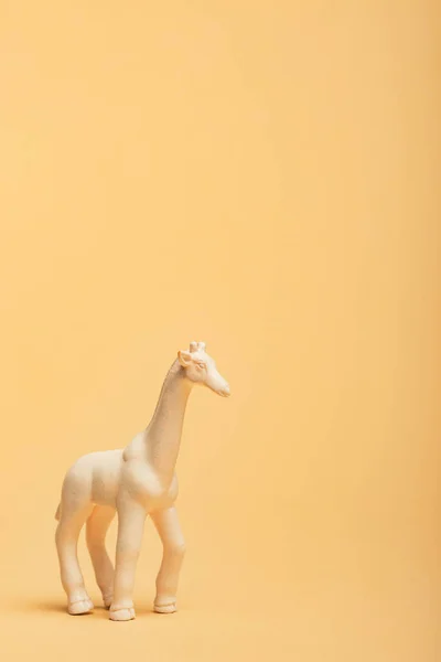黄色背景的白色玩具长颈鹿 动物福利概念 — 图库照片