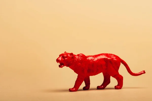 Sarı Arka Planda Kırmızı Oyuncak Kaplan Hayvan Refahı Konsepti — Stok fotoğraf