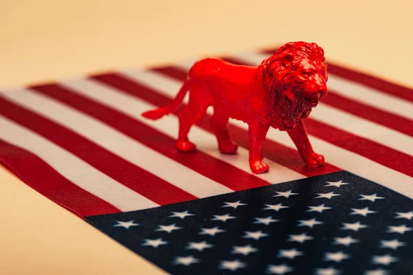Röd Leksak Lejon Amerikansk Flagga Gul Bakgrund Djurskydd Koncept — Stockfoto