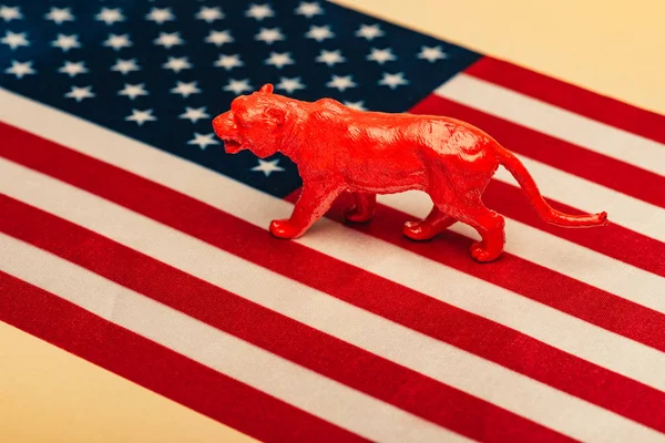 Tigre Juguete Rojo Bandera Americana Sobre Fondo Amarillo Concepto Bienestar —  Fotos de Stock