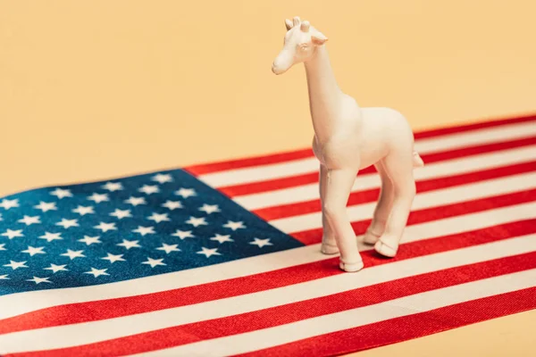 Weiße Spielzeuggiraffe Auf Amerikanischer Flagge Auf Gelbem Hintergrund Tierschutzkonzept — Stockfoto