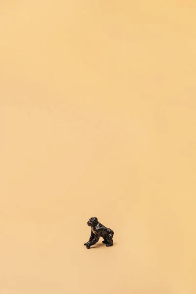 Черная Игрушечная Горилла Желтом Фоне Концепция Защиты Животных — стоковое фото