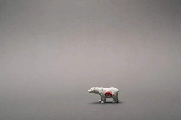 Gri Arka Planda Kanı Olan Beyaz Oyuncak Ayı Hayvan Öldürme — Stok fotoğraf