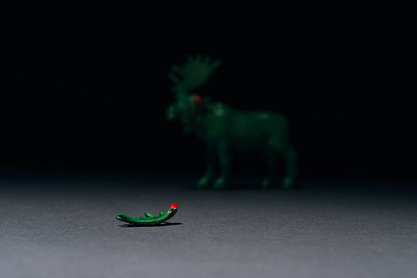 Селективный фокус рога с кровью и игрушечным лосем на сером фоне, охота за концепцией рогов
