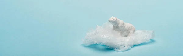 Panoramaaufnahme Von Spielzeug Eisbär Auf Plastikverpackung Auf Blauem Hintergrund Umweltverschmutzungskonzept — Stockfoto