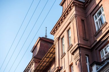 Mavi bulutsuz gökyüzüne karşı gri taş ev 